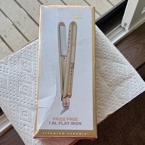 InfinitiPro Conair Frizz Free Flat Iron